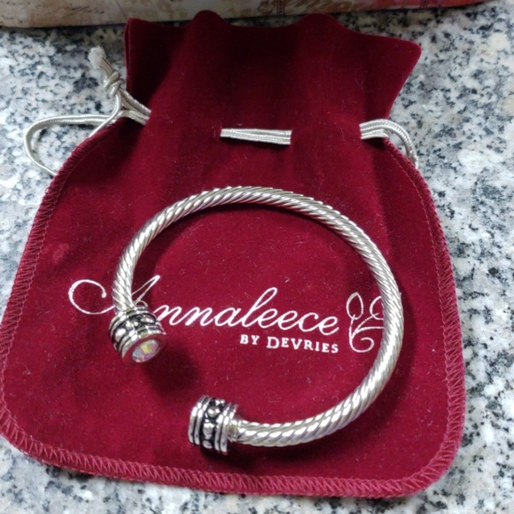 Fashion Jewelry Bracelet w/sparkling faux stones - Picture 2 of 6